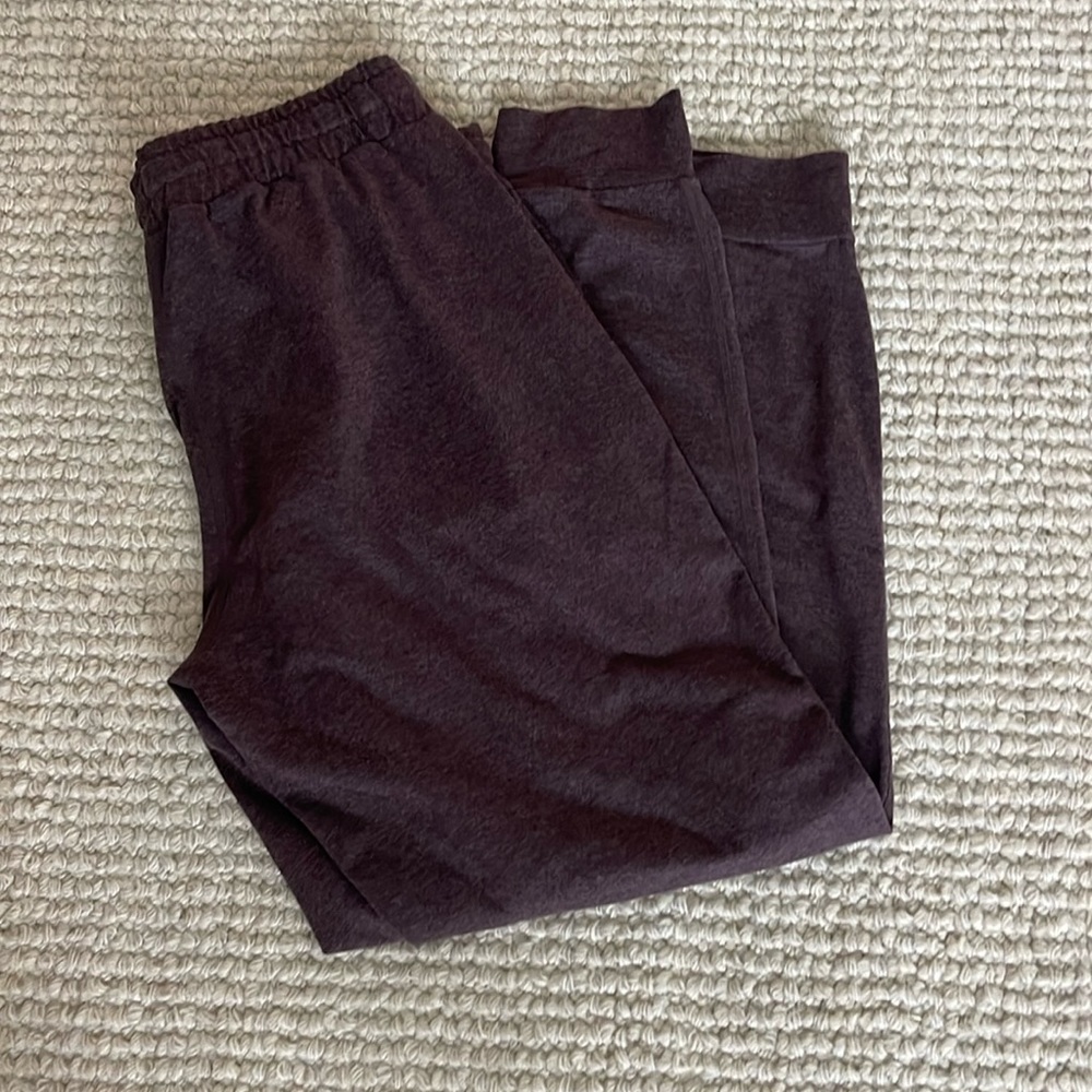Vuori Performance Jogger Size Small Maroon Heather